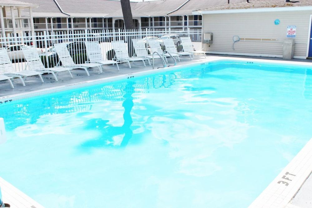Travelodge By Wyndham Traverse Mi Motel Traverse City