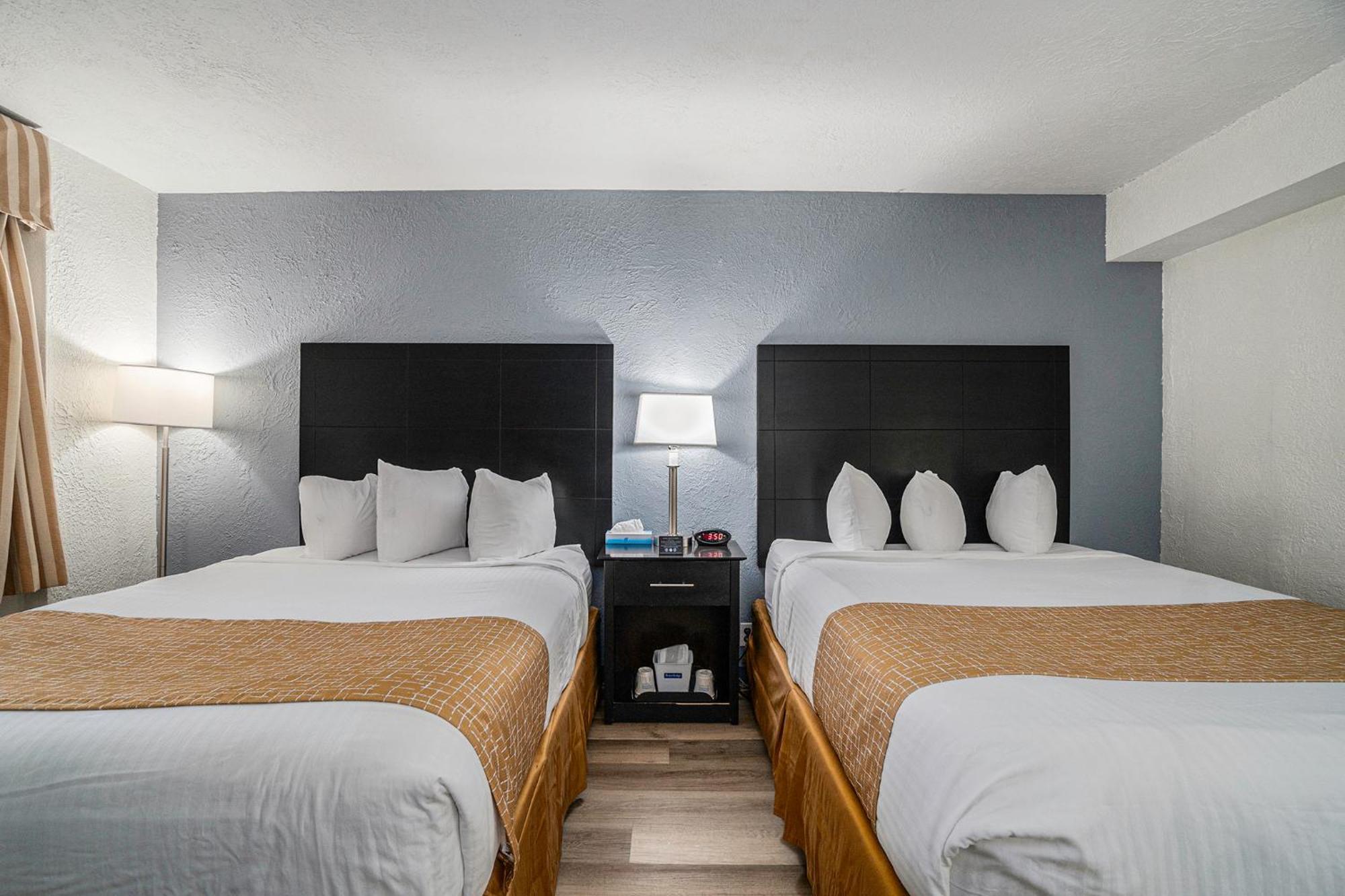 Travelodge By Wyndham Traverse Mi Motel