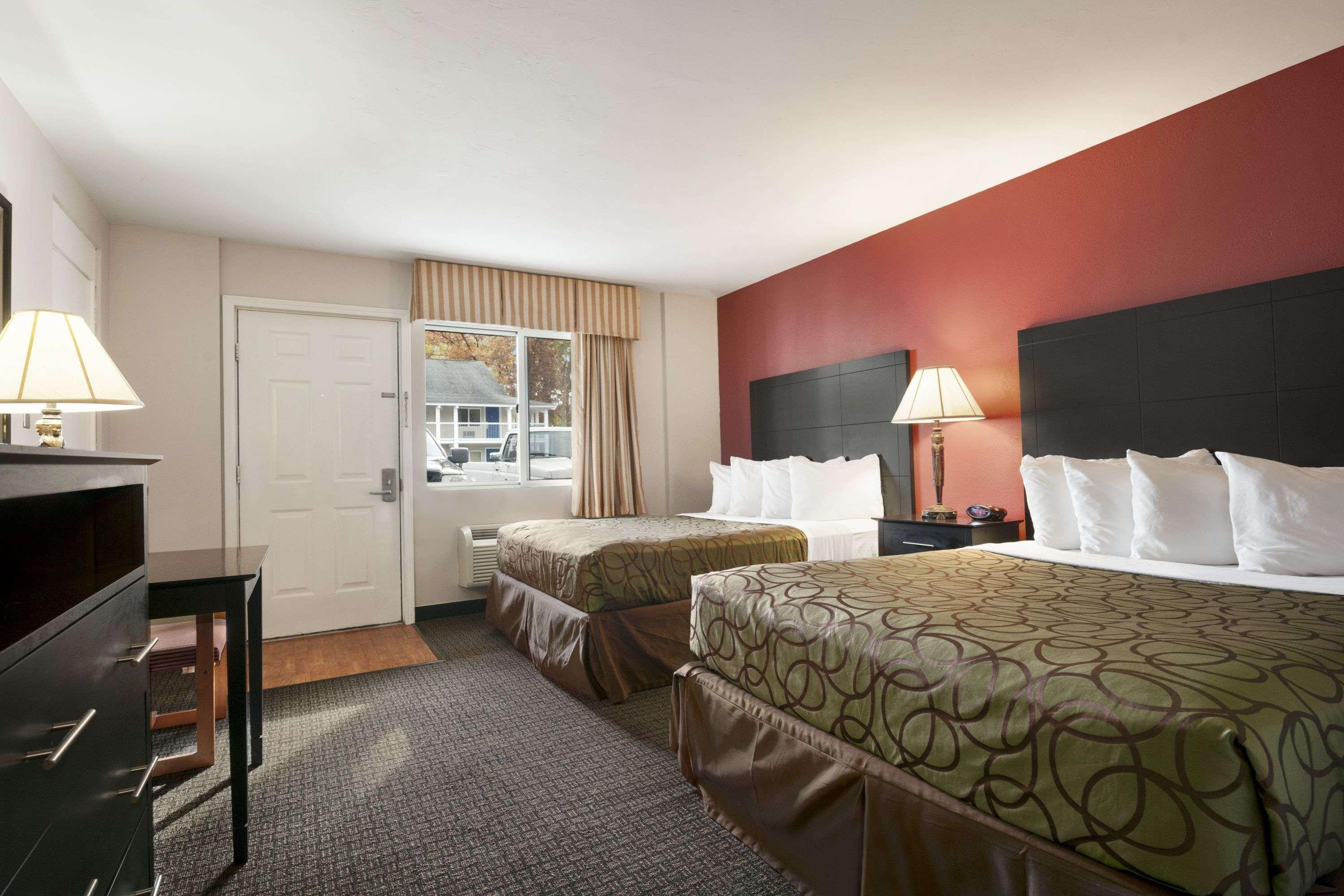 Travelodge By Wyndham Traverse Mi Motel Traverse City